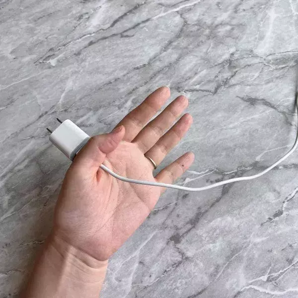 充電ケーブルをキツく縛らないで！　巻き方の正解に「知らなかった」「真似します」