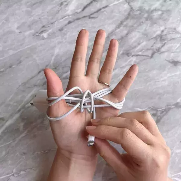 充電ケーブルをキツく縛らないで！　巻き方の正解に「知らなかった」「真似します」