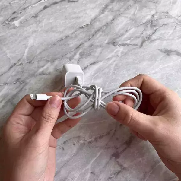 充電ケーブルをキツく縛らないで！　巻き方の正解に「知らなかった」「真似します」