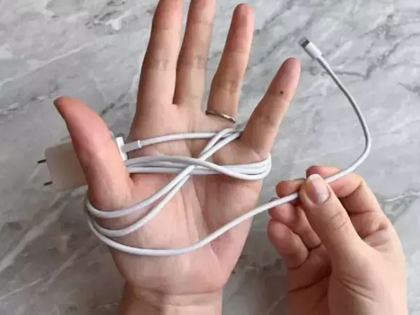 充電ケーブルをキツく縛らないで！　巻き方の正解に「知らなかった」「真似します」