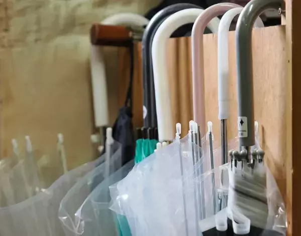 100均クッションゴムを『傘の柄』に貼ると？　活用法に「マジかよ」「毎回やる」【ライフハック4選】