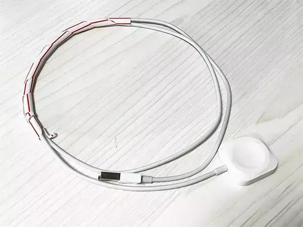 余ったストローを使って？　コードをまとめる方法に「簡単すぎる！」