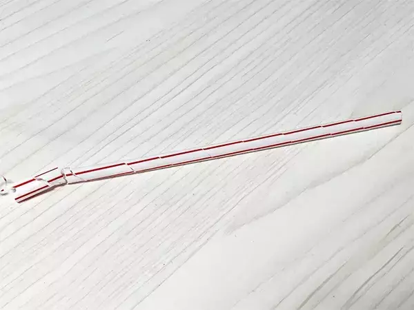 余ったストローを使って？　コードをまとめる方法に「簡単すぎる！」