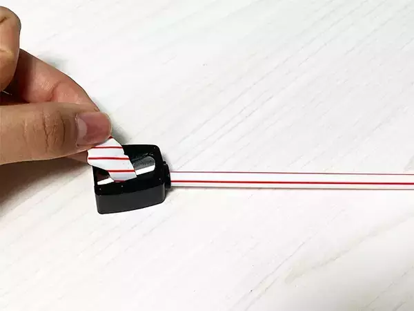 余ったストローを使って？　コードをまとめる方法に「簡単すぎる！」