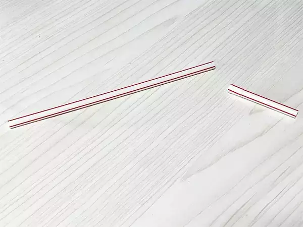 余ったストローを使って？　コードをまとめる方法に「簡単すぎる！」