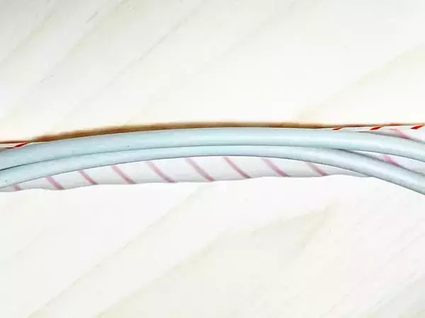 余ったストローを使って？　コードをまとめる方法に「簡単すぎる！」