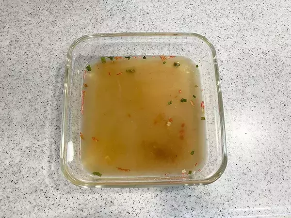 鍋を洗いたくない日の正解！　五目チャーハンの素のみで味つけ “レンチン”うどんレシピ