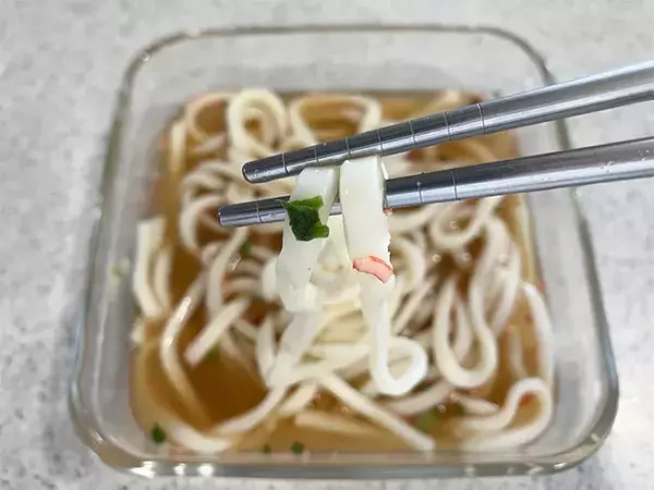 鍋を洗いたくない日の正解！　五目チャーハンの素のみで味つけ “レンチン”うどんレシピ