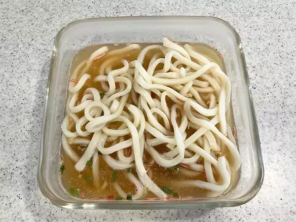 鍋を洗いたくない日の正解！　五目チャーハンの素のみで味つけ “レンチン”うどんレシピ