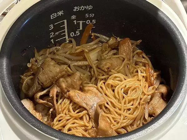 炊飯器の『1時間放置』で焼きそばは作れる？　意外なレシピを試してみた【検証】