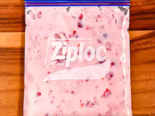 つぶして冷やすだけ！　管理栄養士が考えた「イチゴの簡単おやつ」【材料3つ】