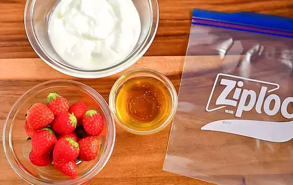 つぶして冷やすだけ！　管理栄養士が考えた「イチゴの簡単おやつ」【材料3つ】