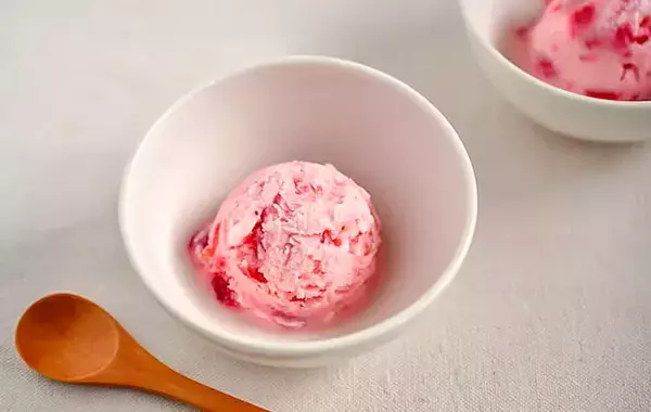 つぶして冷やすだけ！　管理栄養士が考えた「イチゴの簡単おやつ」【材料3つ】