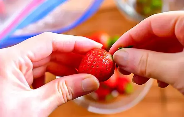 つぶして冷やすだけ！　管理栄養士が考えた「イチゴの簡単おやつ」【材料3つ】