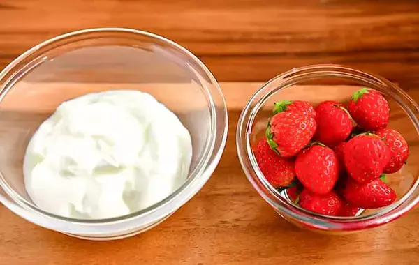 つぶして冷やすだけ！　管理栄養士が考えた「イチゴの簡単おやつ」【材料3つ】