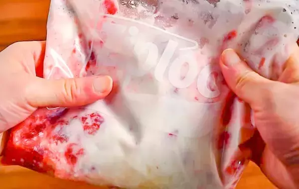 つぶして冷やすだけ！　管理栄養士が考えた「イチゴの簡単おやつ」【材料3つ】