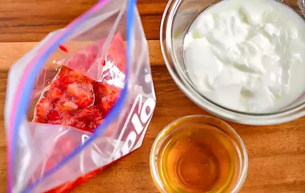 つぶして冷やすだけ！　管理栄養士が考えた「イチゴの簡単おやつ」【材料3つ】