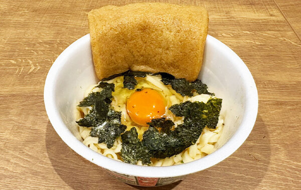 粉末スープは半分だけ！　どん兵衛の思わぬ食べ方に「悪魔的」「食べる手が止まらない」