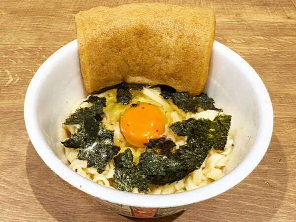 粉末スープは半分だけ！　どん兵衛の思わぬ食べ方に「悪魔的」「食べる手が止まらない」