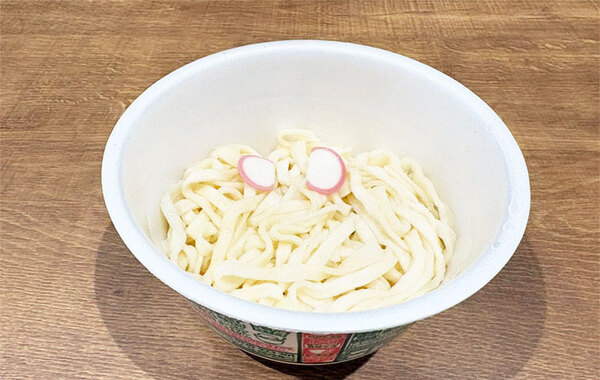 粉末スープは半分だけ！　どん兵衛の思わぬ食べ方に「悪魔的」「食べる手が止まらない」