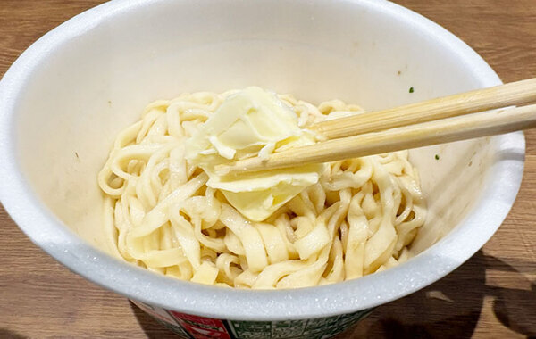 粉末スープは半分だけ！　どん兵衛の思わぬ食べ方に「悪魔的」「食べる手が止まらない」