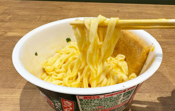 粉末スープは半分だけ！　どん兵衛の思わぬ食べ方に「悪魔的」「食べる手が止まらない」