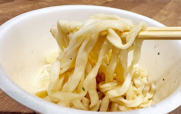 粉末スープは半分だけ！　どん兵衛の思わぬ食べ方に「悪魔的」「食べる手が止まらない」