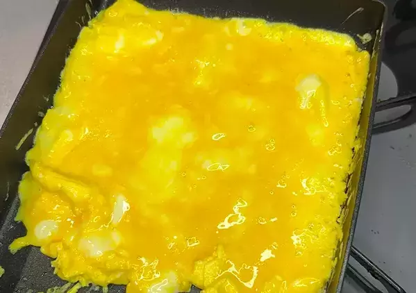 卵を焼いて中に包んだ“具”は？　満足感抜群！お弁当“簡単おかず”の作り方