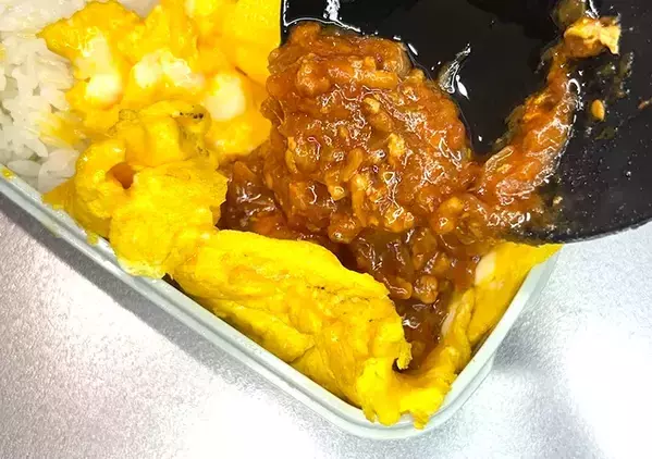 卵を焼いて中に包んだ“具”は？　満足感抜群！お弁当“簡単おかず”の作り方