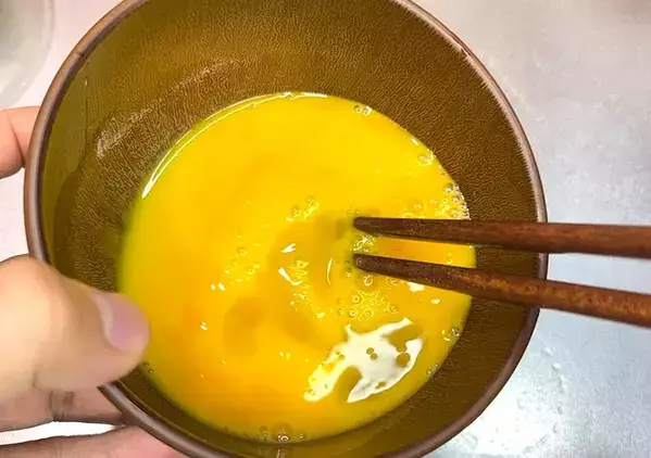 卵を焼いて中に包んだ“具”は？　満足感抜群！お弁当“簡単おかず”の作り方