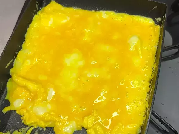 卵を焼いて中に包んだ“具”は？　満足感抜群！お弁当“簡単おかず”の作り方