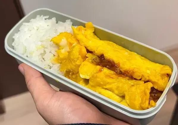 卵を焼いて中に包んだ“具”は？　満足感抜群！お弁当“簡単おかず”の作り方