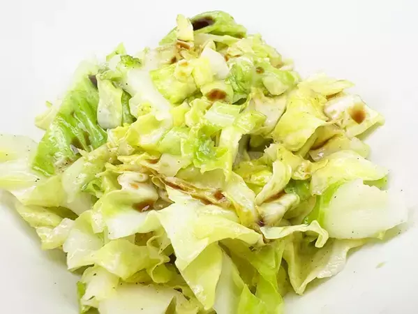 ドレッシングで食べるよりおいしい！　千切りキャベツをフライパンに放り込むだけで食欲わきそう！