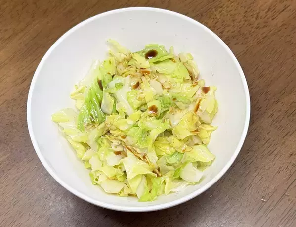 ドレッシングで食べるよりおいしい！　千切りキャベツをフライパンに放り込むだけで食欲わきそう！