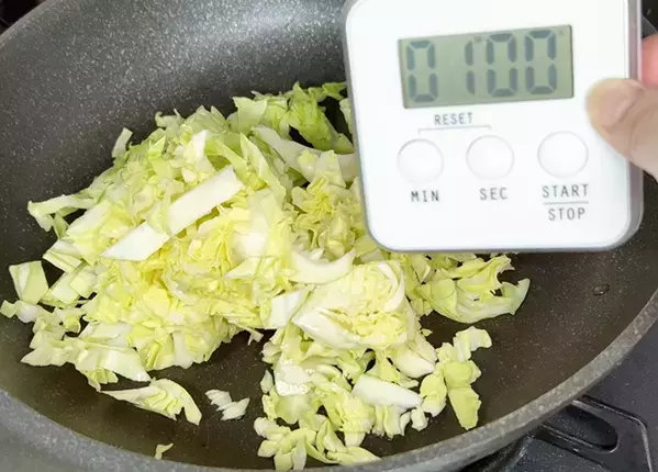ドレッシングで食べるよりおいしい！　千切りキャベツをフライパンに放り込むだけで食欲わきそう！