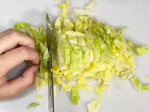 ドレッシングで食べるよりおいしい！　千切りキャベツをフライパンに放り込むだけで食欲わきそう！