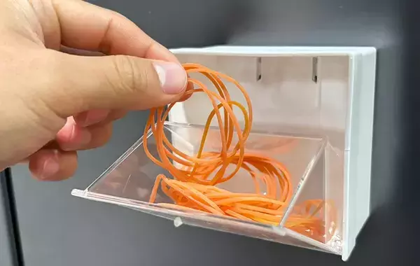 ただの空きケースがここまで使えるとは…　輪ゴムを『十字』にかけるだけで？