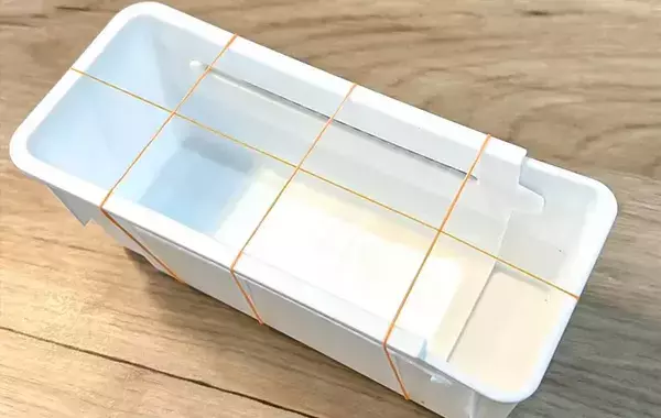 ただの空きケースがここまで使えるとは…　輪ゴムを『十字』にかけるだけで？