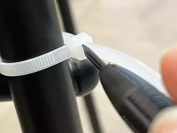 結束バンドを切りたくない時はどうする？　ハサミなしで外せる2つの方法を実際にやってみた