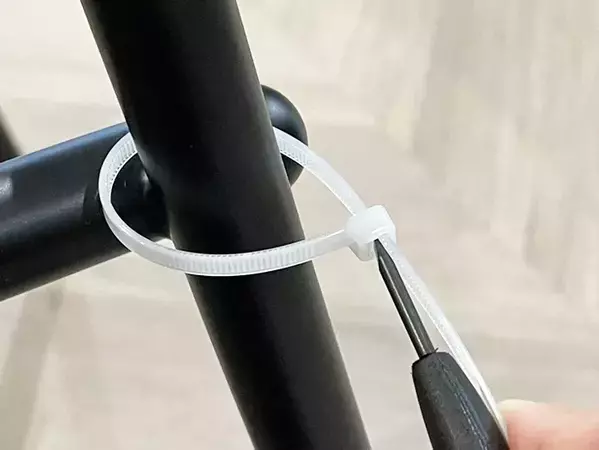 結束バンドを切りたくない時はどうする？　ハサミなしで外せる2つの方法を実際にやってみた