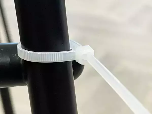 結束バンドを切りたくない時はどうする？　ハサミなしで外せる2つの方法を実際にやってみた