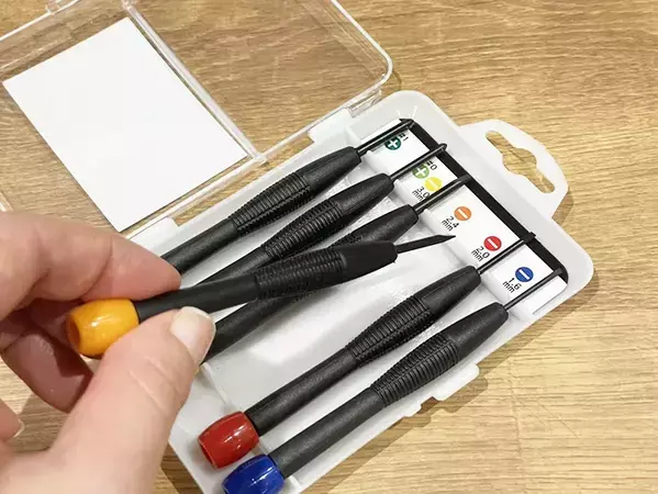 結束バンドを切りたくない時はどうする？　ハサミなしで外せる2つの方法を実際にやってみた