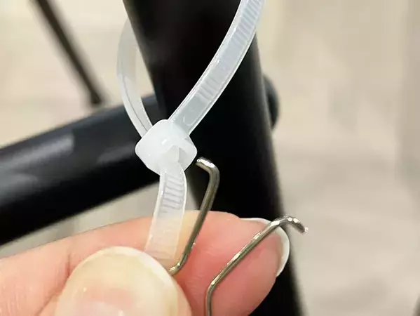 結束バンドを切りたくない時はどうする？　ハサミなしで外せる2つの方法を実際にやってみた