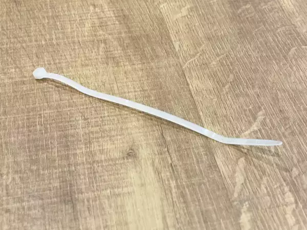 結束バンドを切りたくない時はどうする？　ハサミなしで外せる2つの方法を実際にやってみた