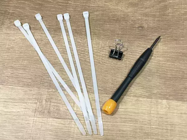 結束バンドを切りたくない時はどうする？　ハサミなしで外せる2つの方法を実際にやってみた