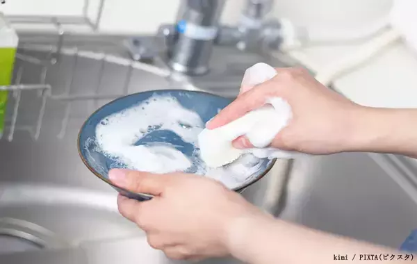 キッチンスポンジ、最近いつ替えた？　『汚れ』がついたスポンジで皿を洗うと…