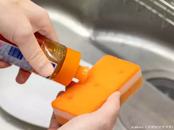 キッチンスポンジ、最近いつ替えた？　『汚れ』がついたスポンジで皿を洗うと…