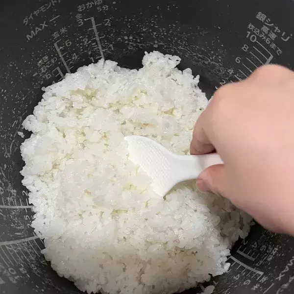 炊飯前にごま油を『小さじ1杯』入れて！　炊き上がりの違いに「目からウロコ」「お手軽すぎ」