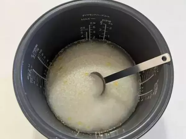 炊飯前にごま油を『小さじ1杯』入れて！　炊き上がりの違いに「目からウロコ」「お手軽すぎ」