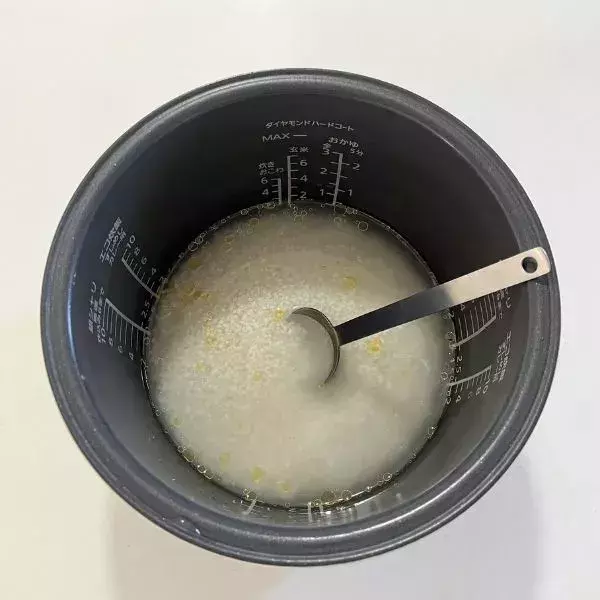 炊飯前にごま油を『小さじ1杯』入れて！　炊き上がりの違いに「目からウロコ」「お手軽すぎ」